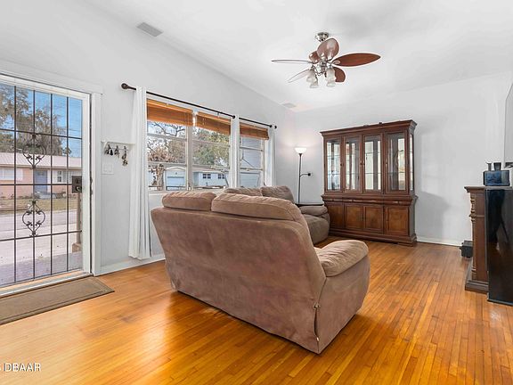 4th image of 160 Oakwood Dr