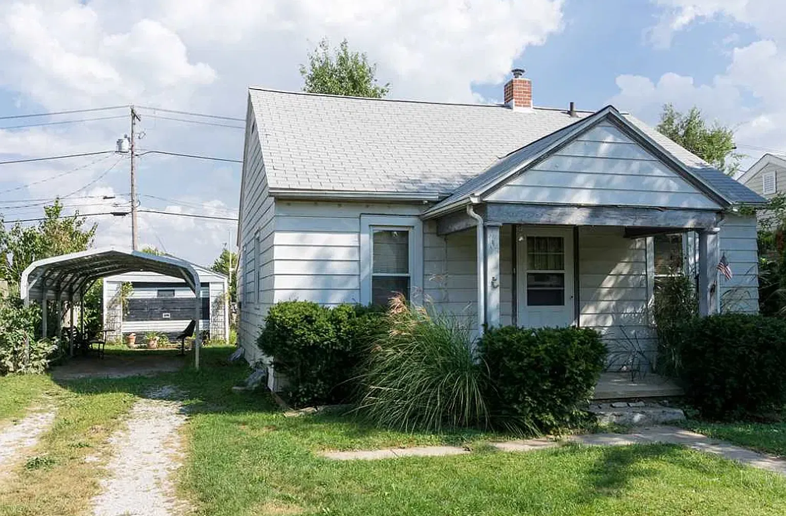 Charming 2BR, 2BA Single Family Home with Detached Garage and Washer/Dryer Provided — Photo 1