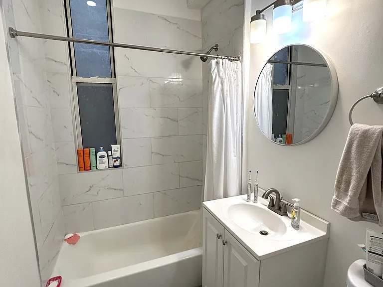 1140 N Winchester Ave #2R — Photo 8
