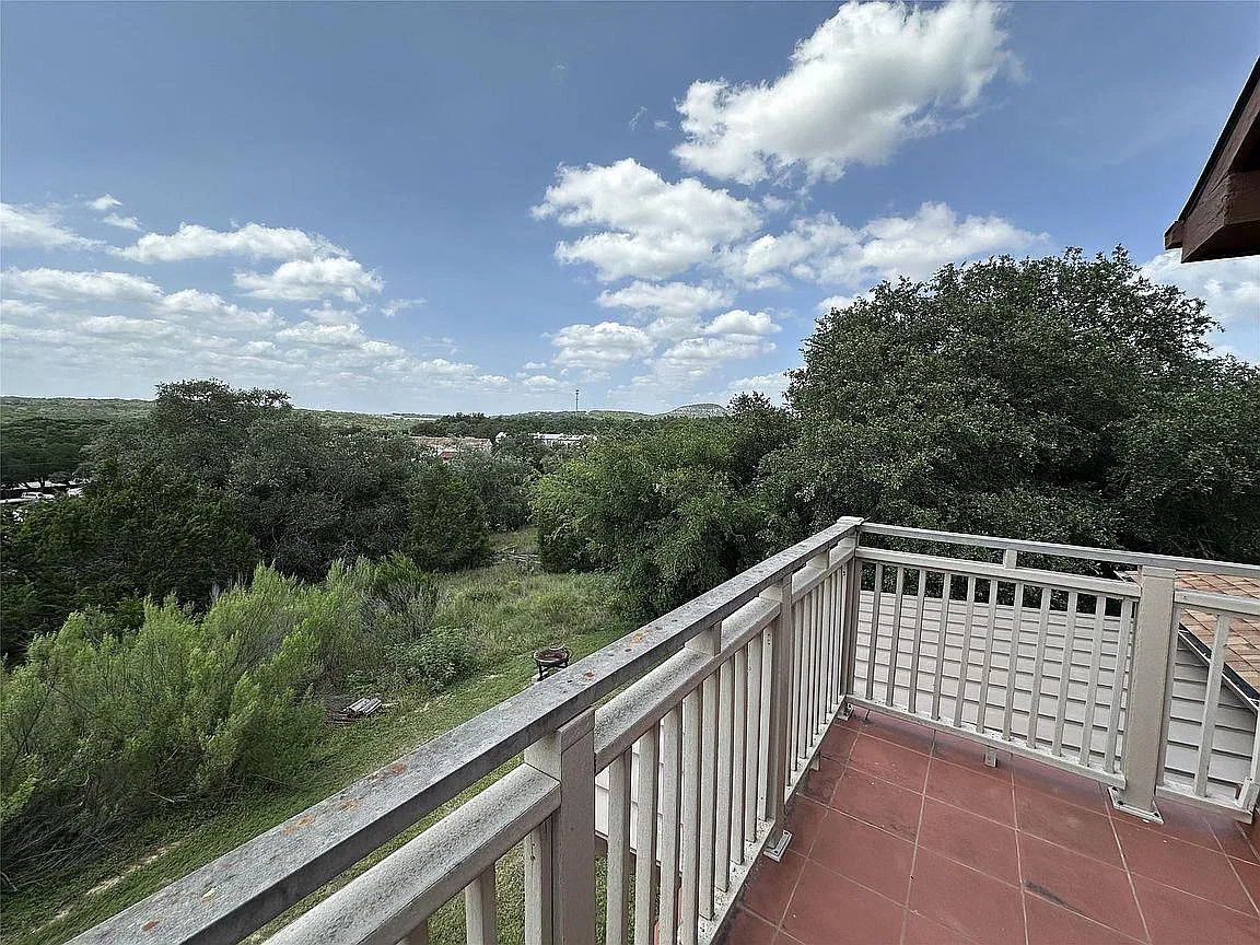 3 bed, 3.0 bath, 1936 sqft, $1,995 — Photo 2