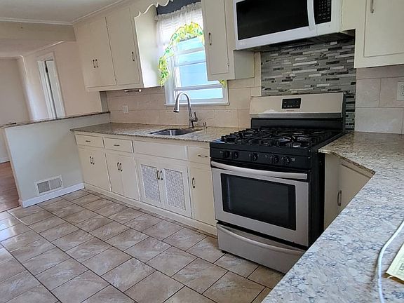 2nd image of 610 Lindegar St