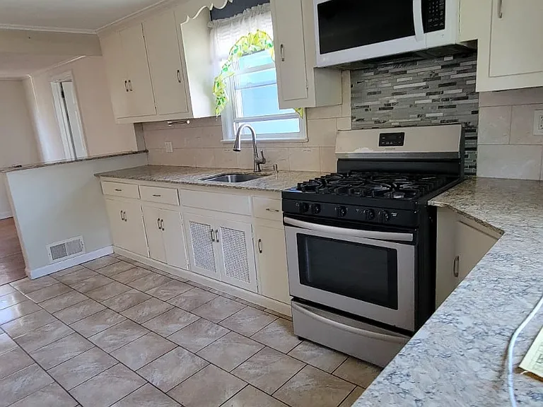610 Lindegar St — Photo 2