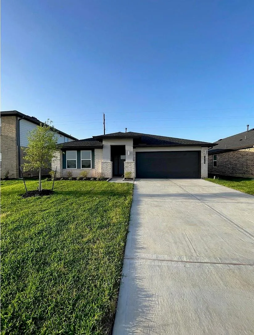 4 bed, 2.0 bath, 2031 sqft, $2,200 — Photo 2