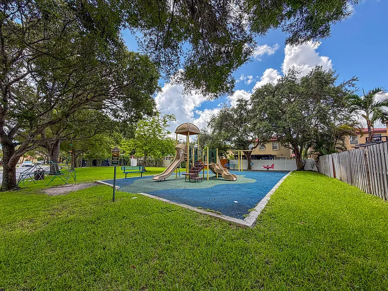 90 NW 42nd Way — Photo 34