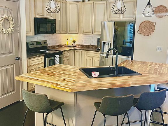 5th image of 100 Easy St