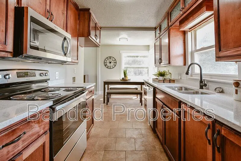 4 bed, 2.0 bath, 1500 sqft, $1,995 — Photo 2