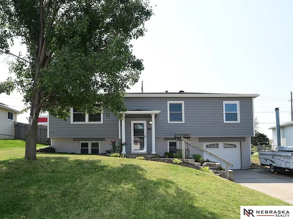 445 Valley Dr, Springfield, NE 68059