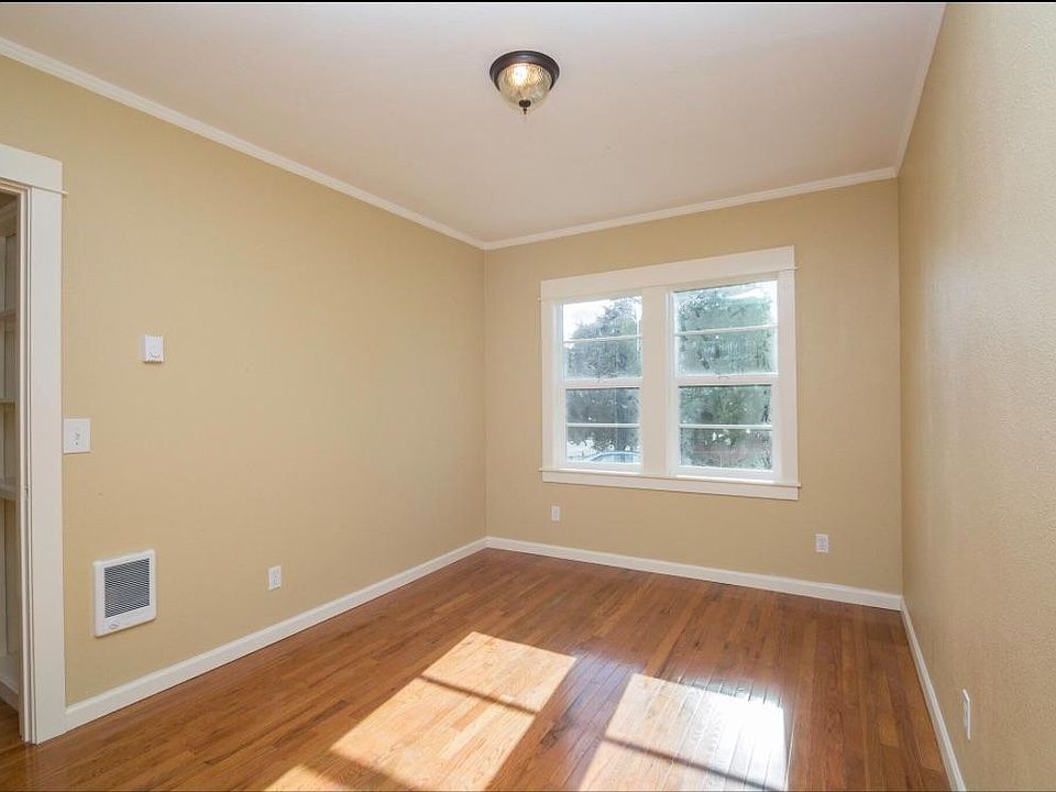 2nd image of 1772 NE Lombard St