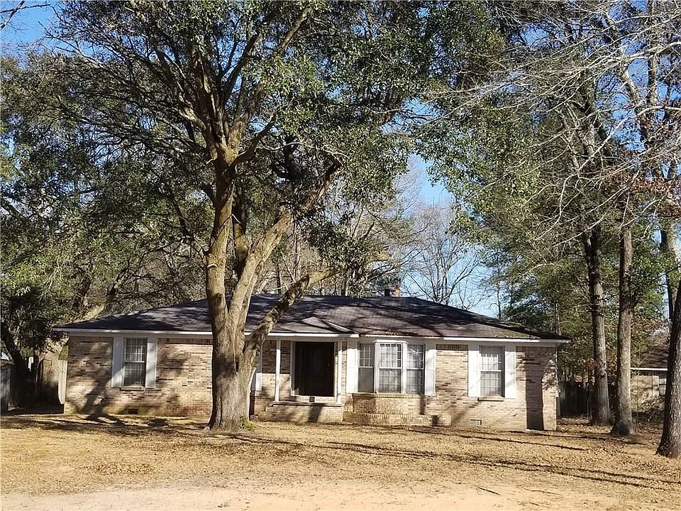 Welcome home. Where the big beautiful oaks provide tons of shade to almost a full acre of land.