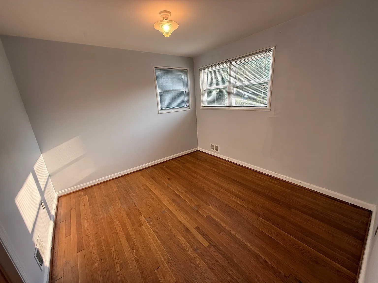 5 bed 2 bath house in Garret Park — Photo 4