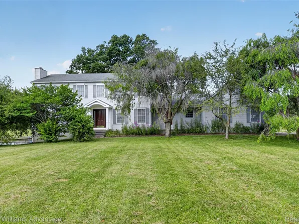 2360 White Birch Trl, Howell, MI 48843
