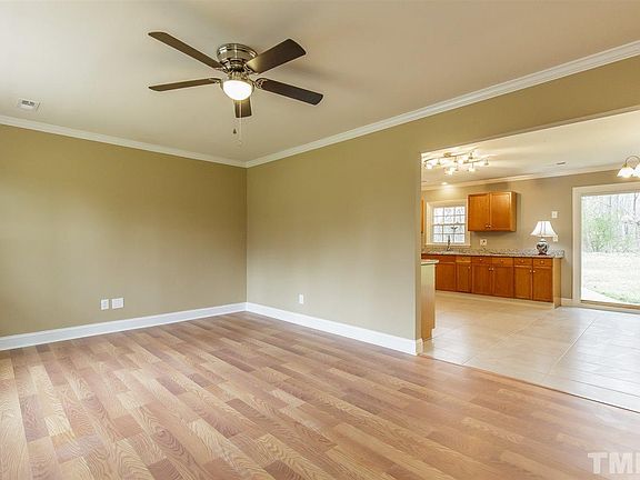 3rd image of 1833 Washington Dr