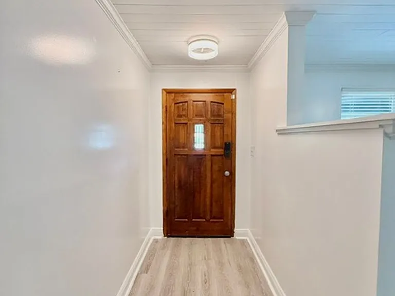 203 Hastings Ct — Photo 3