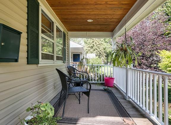 2nd image of 553 Desnoyer Ave