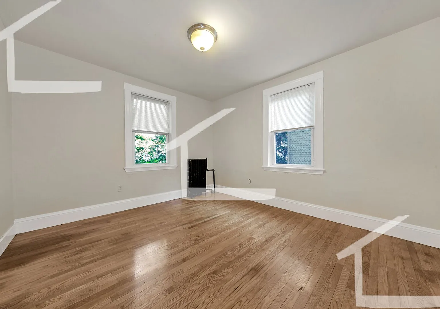 Charming 5 Bedroom-No Broker Fee — Photo 4