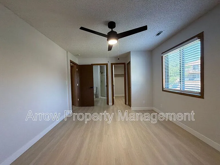 2334 N 44th St #19 — Photo 11