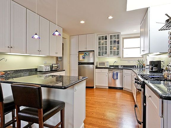 Large Modern Kit w/Ton of counters, cabinets & Stainless Appliances