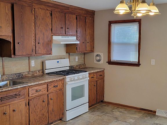 5th image of 205 E Hosmer St