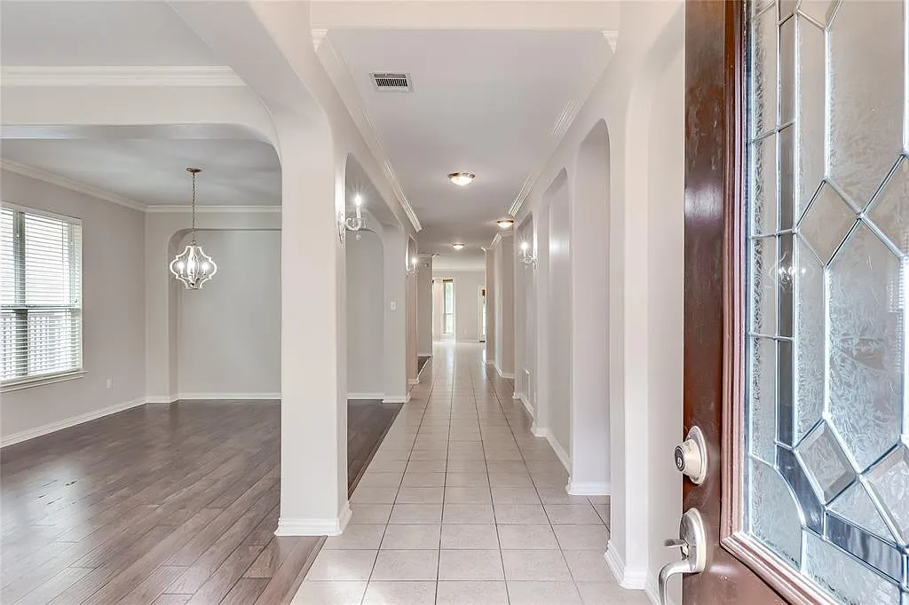 4 bed, 2.5 bath, 3076 sqft, $2,700 — Photo 2