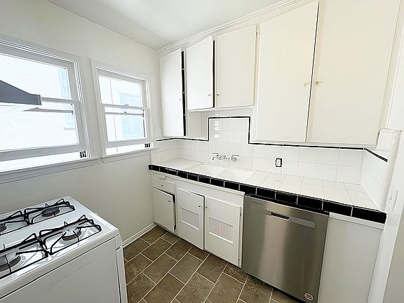 4th image of 107 N Sweetzer Ave #1/2