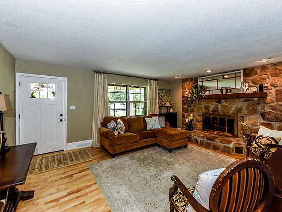 2nd image of 106 Ruskin Cir