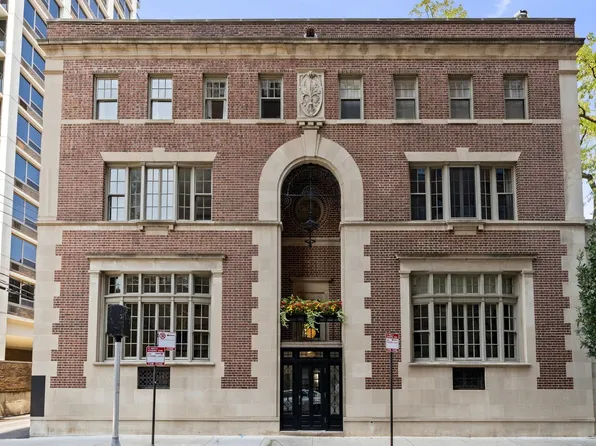 50 W Schiller St APT 1G, Chicago, IL 60610