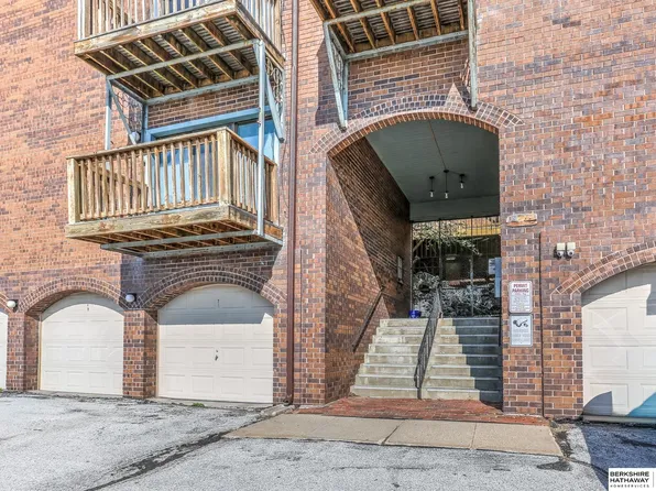 101 N 69th St APT 15, Omaha, NE 68132