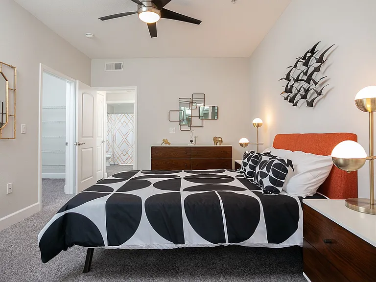 Stadium House Apartments — Photo 7