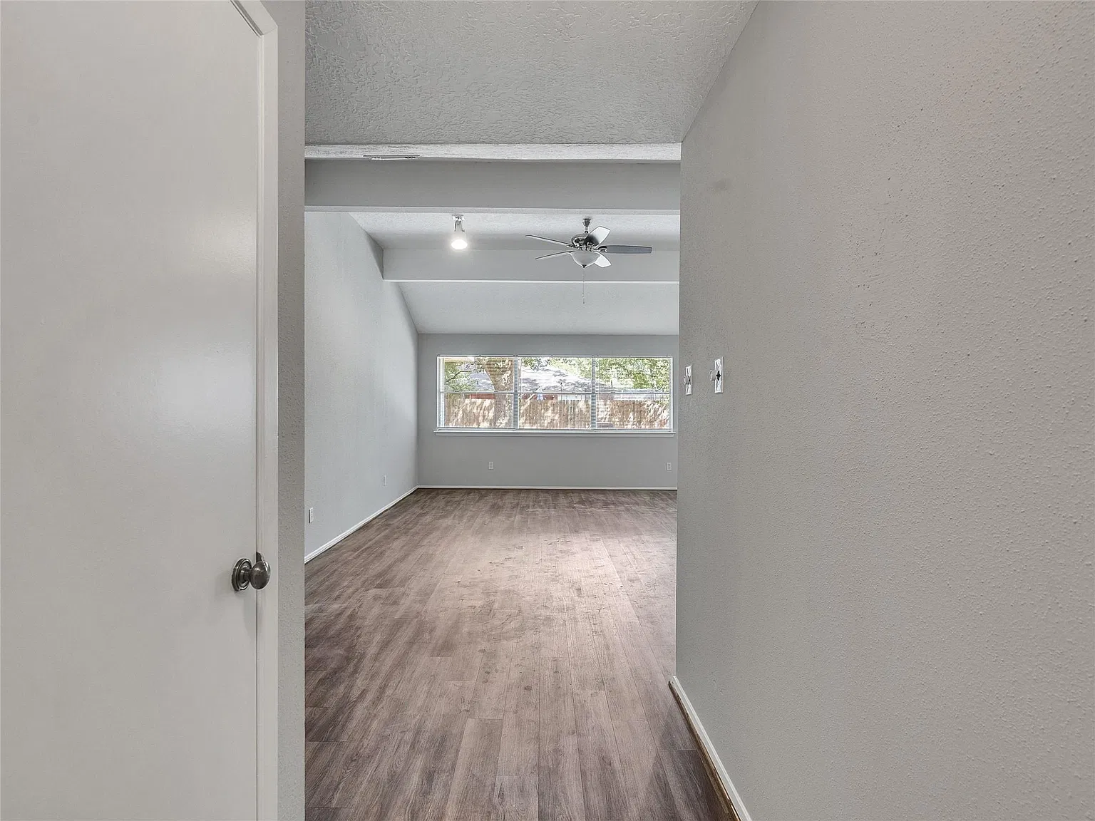 4 bed, 2.0 bath, 1671 sqft, $1,700 — Photo 2