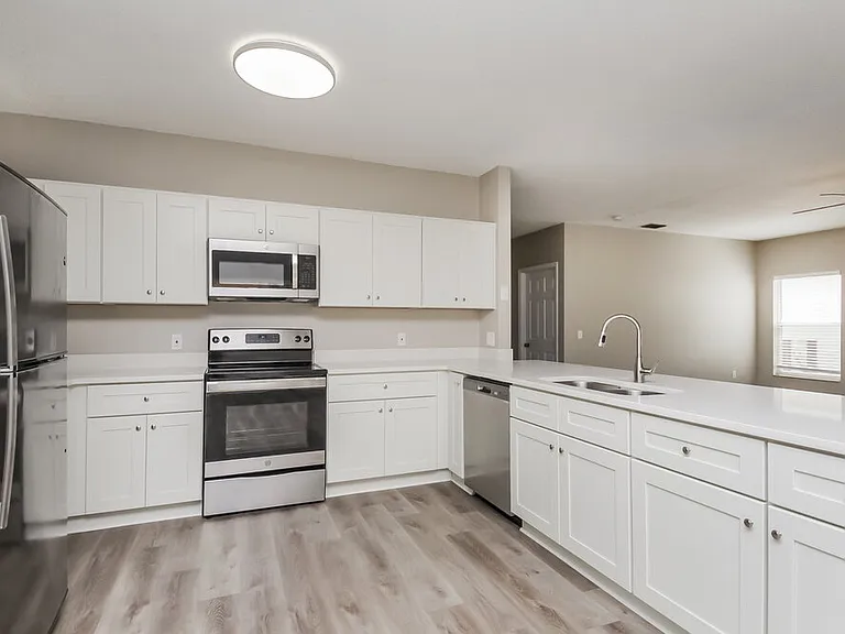 553 Brentford Ct — Photo 7