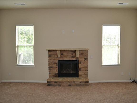 5th image of 140 Davenport Pl