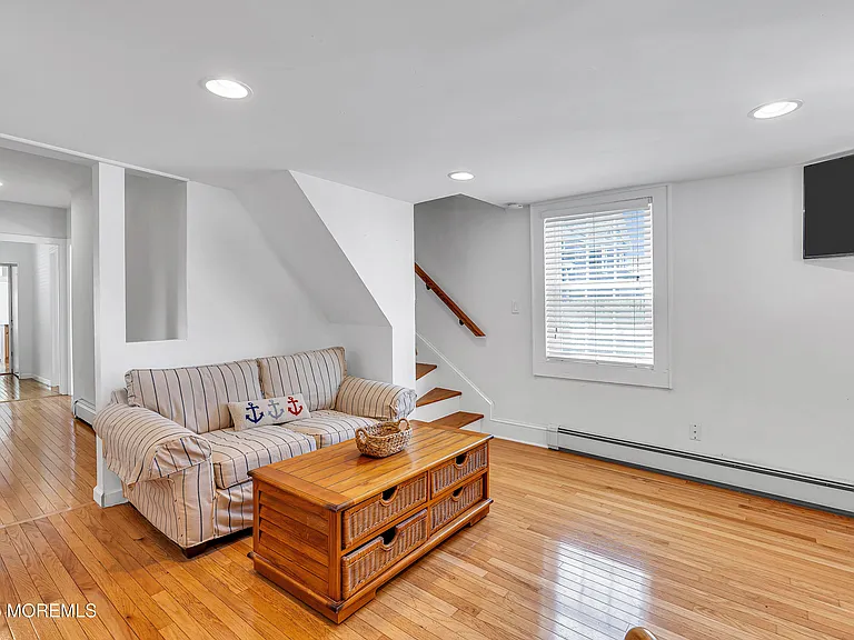 226 Sylvania Ave — Photo 4