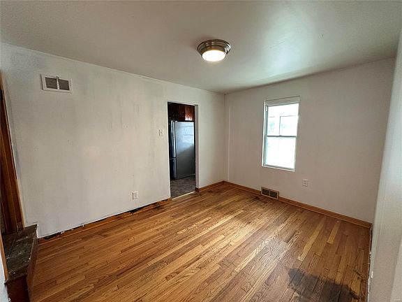 3rd image of 9431 Flora Ave
