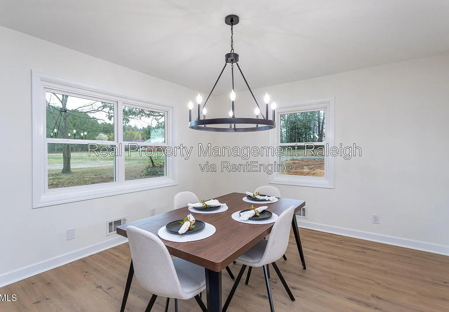 3 bed, 2.0 bath, 1747 sqft, $2,100 — Photo 2