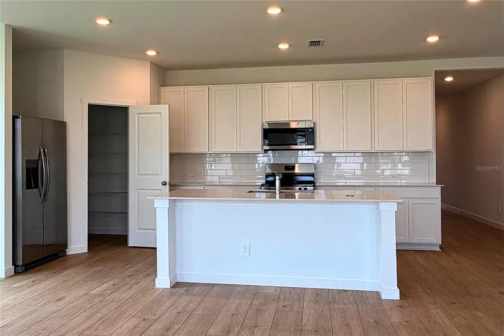 3 bed, 2.0 bath, 2366 sqft, $1,850 — Photo 4