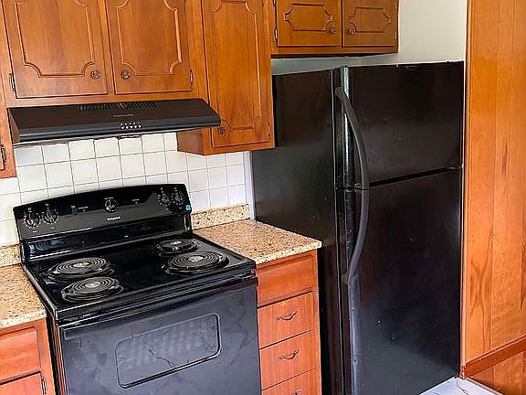 5th image of 884 Maple St