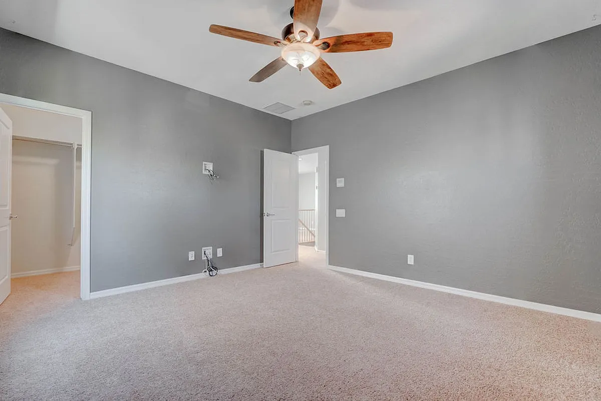 Building Photo - 2589 Chateau Clermont St