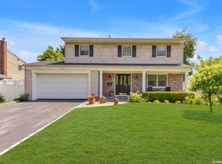 14 Allen Dr, Locust Valley, NY 11560