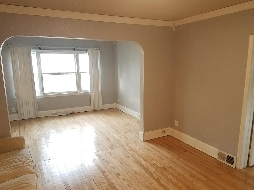 Hardwood floors, fresh paint, crown molding.