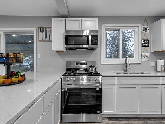 5th image of 190 Wakefield Ave