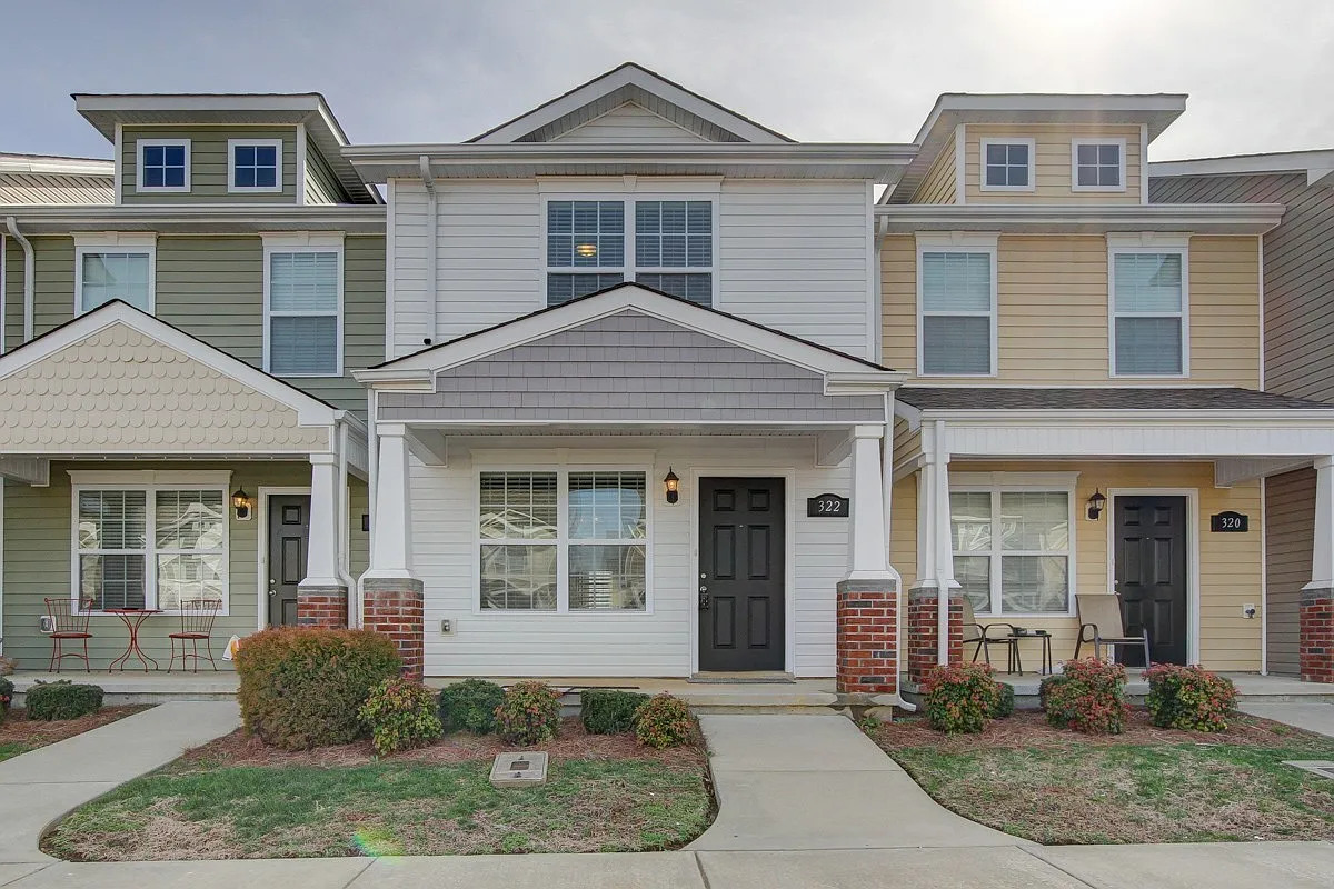 Charming Townhome Close to the Interstate ! — Photo 1