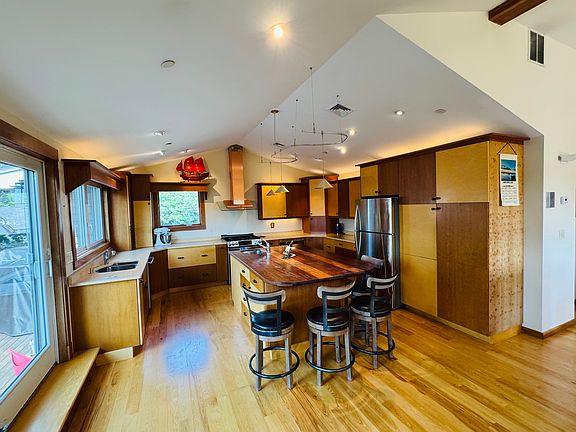 3rd image of 36 Lexington St #Penthouse