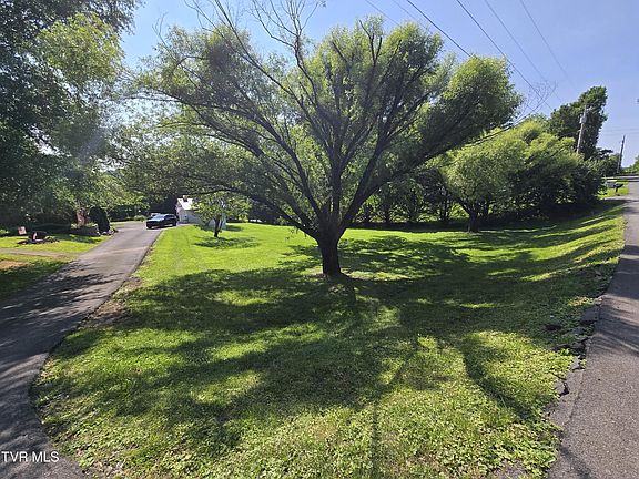 4th image of 1210 Riverview Dr
