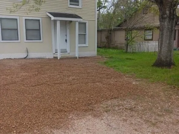310 S Pumphrey St, Edna, TX 77957