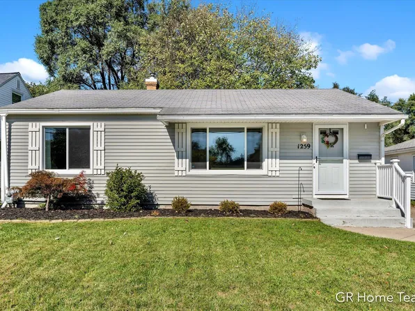 1259 Oaklawn St NE, Grand Rapids, MI 49505