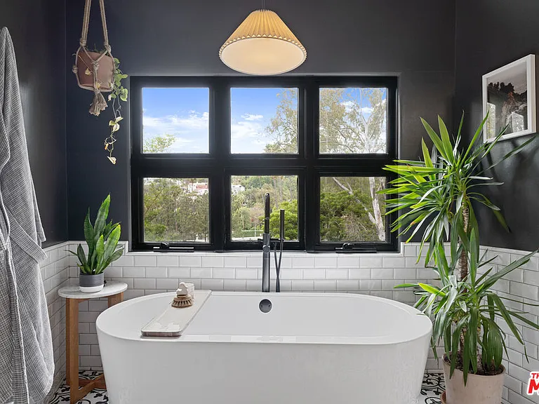 2065 Watsonia Ter — Photo 4