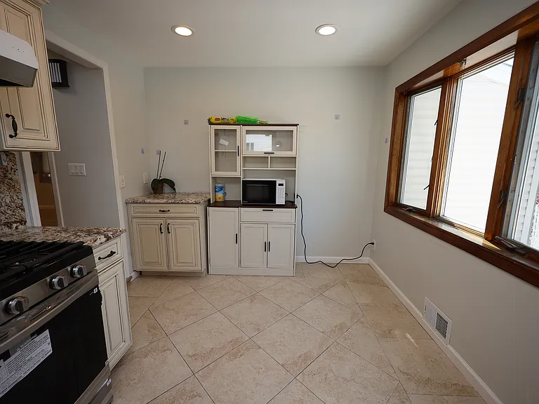 178 Spratt Ave — Photo 9