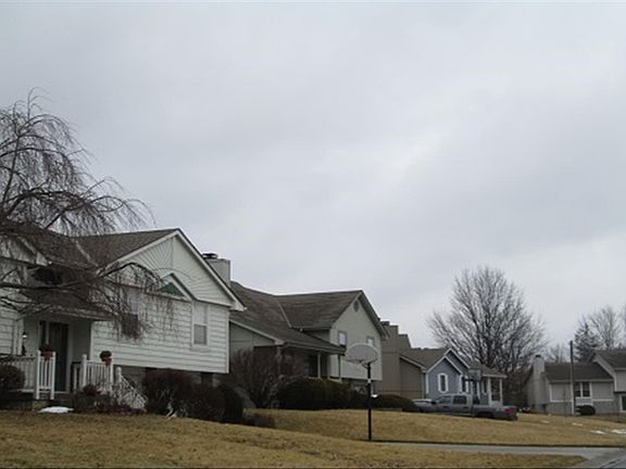 4th image of 608 SE Cumberland Dr