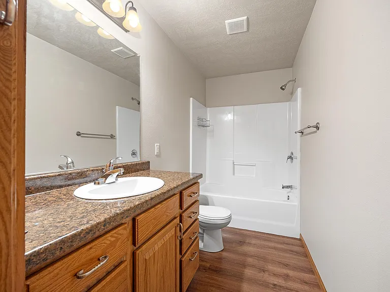305 E 5th St #UPPER — Photo 10