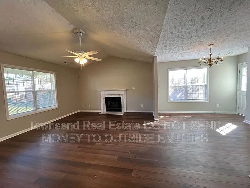 3 bed, 2.0 bath, 1350 sqft, $1,640 — Photo 3